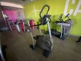 une salle de sport avec une rangée de vélos d'appartement