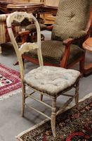 Chaise en bois laqué, assise à capitons (manques à la laque)…