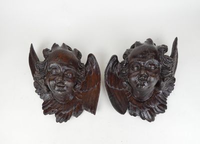 une paire de sculptures en bois sculpté représentant la tête d'un homme et d'une femme
