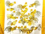 une image représentant une écharpe jaune et blanche ornée d'un bouquet de fleurs jaunes