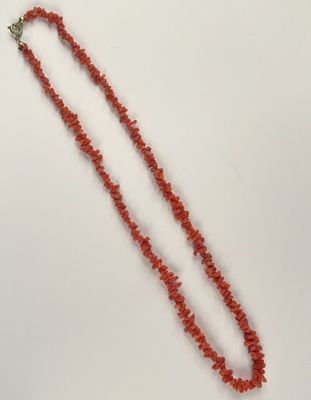 Collier constitué de brisures de corail en chute.