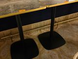 deux tables placées l'une à côté de l'autre sur le sol
