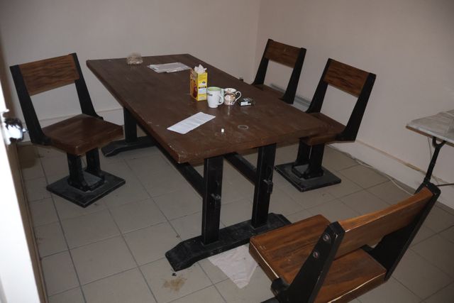 Table et quatre chaises style industriel, deux fours micro-ondes