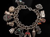 un gros plan d'un bracelet en argent orné de breloques
