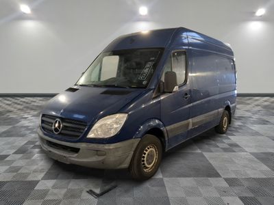 une photo d'une camionnette bleue garée dans une grande pièce