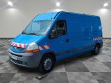 la photo d'une camionnette bleue garée sur un sol en damier