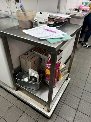 un îlot de cuisine avec un plan de travail en métal sur lequel est posé un seau