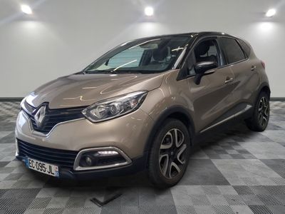 Le nouveau SUV Renault Capto est garé dans un showroom.