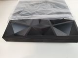 une boîte sur laquelle figure un motif géométrique quelconque