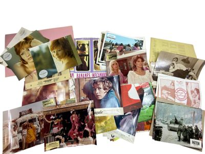 une pile d'affiches de cinéma anciennes posées sur une surface blanche
