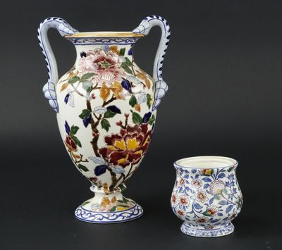 deux vases posés l'un à côté de l'autre sur une table