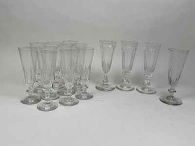 plusieurs verres à vin vides sont alignés sur une surface blanche