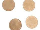 quatre types de pièces différents sur fond blanc