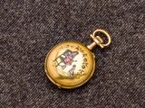 une montre de poche en or sur laquelle est représenté un cheval