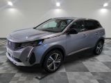 Le nouveau SUV Toyota C-HR est exposé dans un showroom