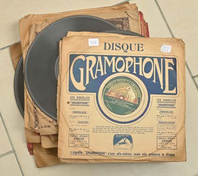 une pile de vieux disques empilés les uns sur les autres