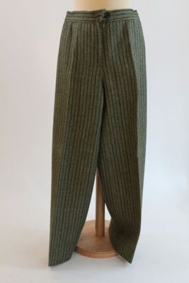 une photo d'un mannequin portant un pantalon vert