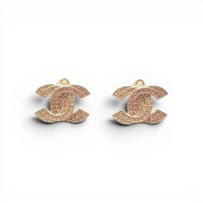 une paire de boucles d'oreilles Chanel ornées de cristaux roses et jaunes