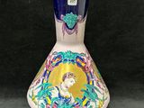 un vase sur lequel figure la photo d'une femme