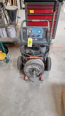 a machine that is sitting on the floor in the garage