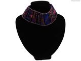 gros plan d'un collier sur un présentoir pour mannequin