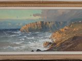 une peinture à l'huile représentant une côte rocheuse avec des vagues qui viennent s'écraser devant elle