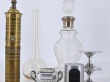 de nombreux vases en verre de toutes sortes posés sur une table