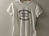 un t-shirt blanc avec un imprimé noir, accroché à un mur