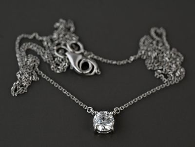 Collier en or blanc 18 k serti d'un diamant de 0,35 carats F VS. Longu