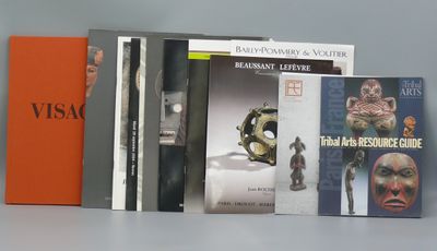 plusieurs livres sont empilés sur une table