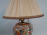 une lampe posée sur une table et munie d'un abat-jour