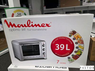 une boîte contenant un micro-ondes