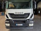 un camion blanc garé dans un garage