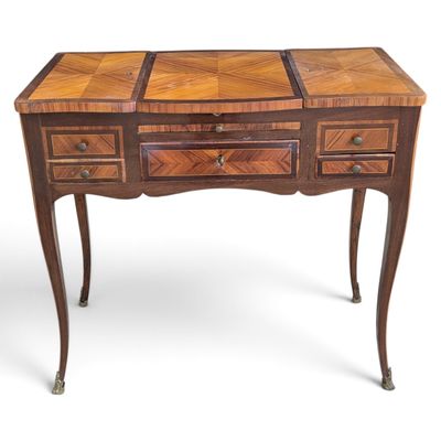 an image of a desk with drawers and drawers on it