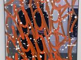 une photo d'un homme debout devant un tableau