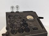 une machine noire posée sur une table blanche