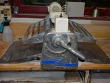 une machine posée sur une table en bois