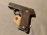 un pistolet posé sur une table avec une étiquette