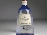 une bouteille de gin « Mare Capri » posée sur une table