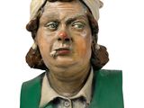 statue d'une femme portant un t-shirt vert et un chapeau blanc