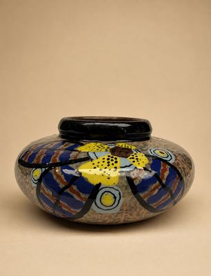 un vase orné d'une fleur jaune, posé sur une table