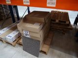 de nombreuses caisses sur les palettes dans le magasin