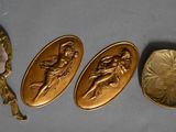 trois cuillères anciennes en laiton et un miroir sur lequel est représentée une dame