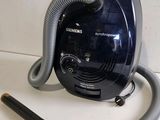 un aspirateur posé sur un plan de travail