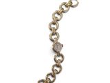 un gros plan d'un bracelet en or orné d'un diamant