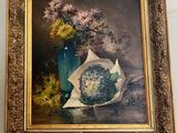 une peinture de fleurs dans un vase bleu sur une table