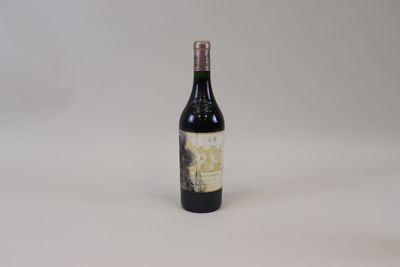 une bouteille de vin posée sur une table
