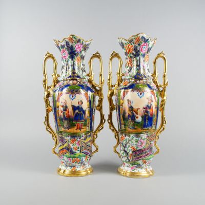 paire de vases ornés d'une scène représentant un homme et une femme