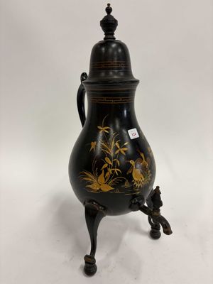 une image représentant un vase noir et doré posé sur un socle