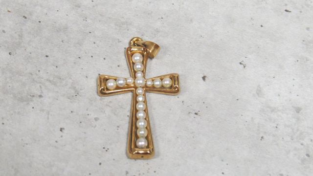 Pendentif croix décor de perle en or 18 carats 750 millièmes. En ...